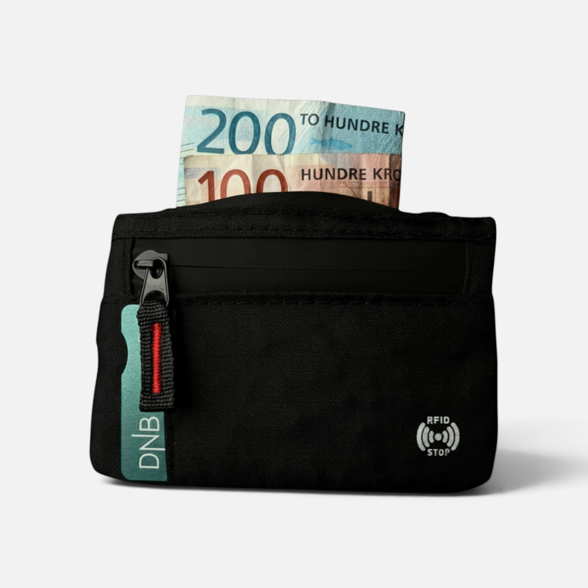 Svart EDC lommebok med norske pengesedler stikkende opp og RFID-sperre logo