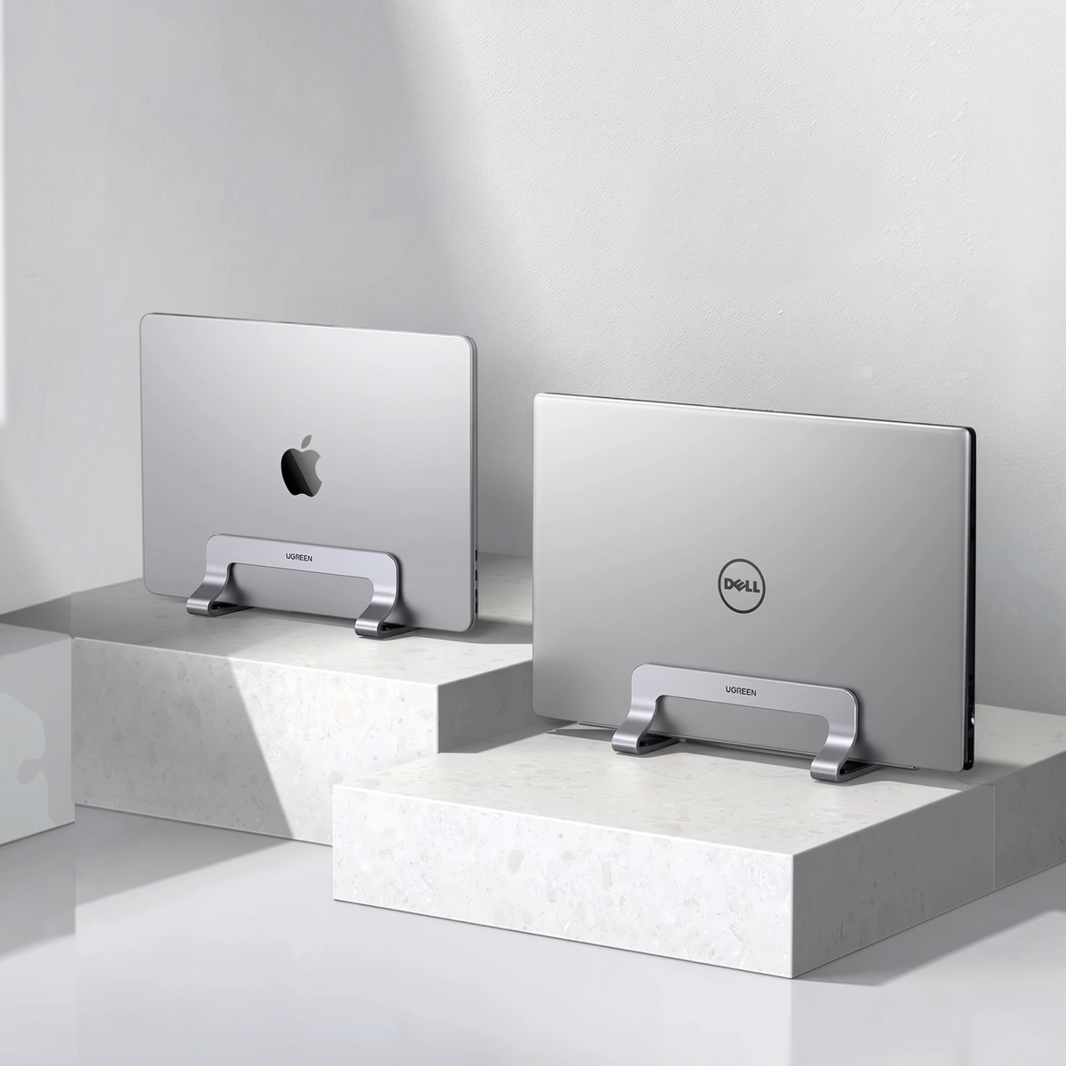 Laptopstativet i bruk med en apple macbook og en dell pc
