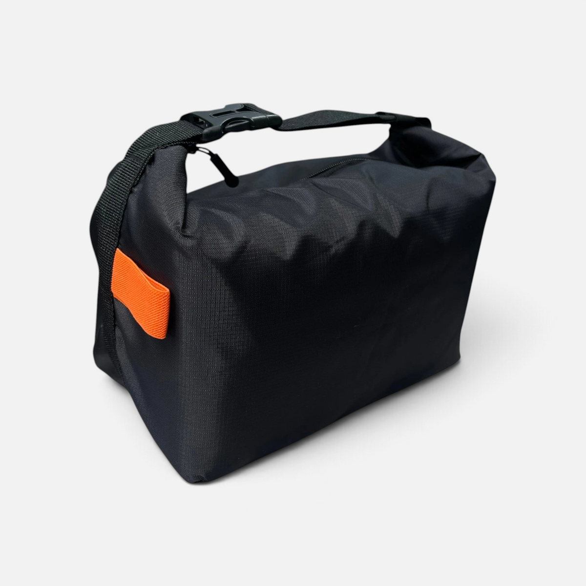 Svart isolert lunsjbag med oransje detalj og bærehåndtak