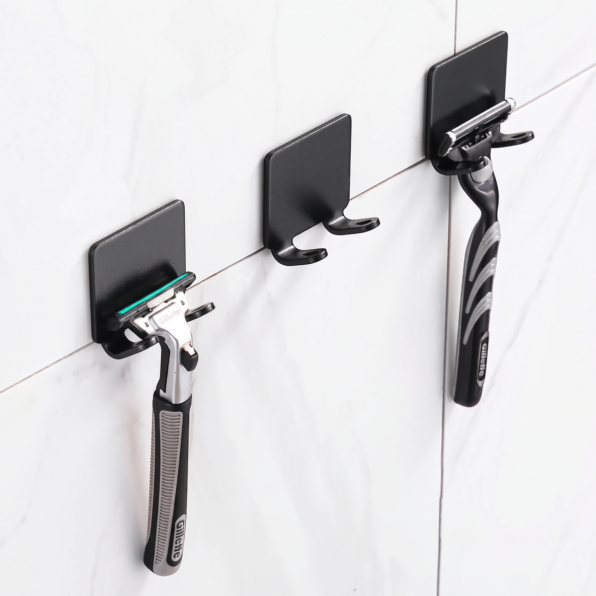 Barberhøvel holder henger på vegg og holder barberhøvler.
