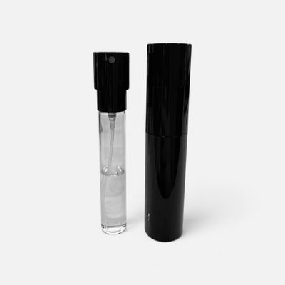 Sprayflasken ute av beholderen sin for å demonstrere at den er av ekte glass.