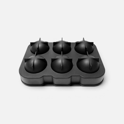 Isbitform med plass til 6 ekstra store iskuler for deilig kald drikke. Baksiden har føtter.