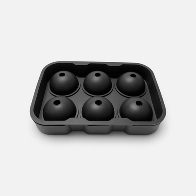 Isbitform med plass til 6 ekstra store iskuler for deilig kald drikke. Følger med en trakt for påfylling.