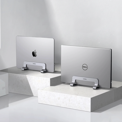 Laptopstativet i bruk med en apple macbook og en dell pc