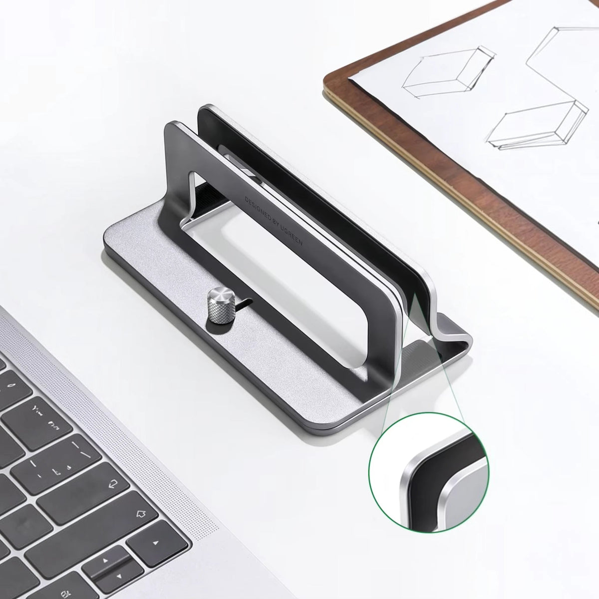 Ugreen vertikalt laptopstativ sett fra siden med Apple-laptop