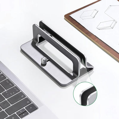 Ugreen vertikalt laptopstativ sett fra siden med Apple-laptop