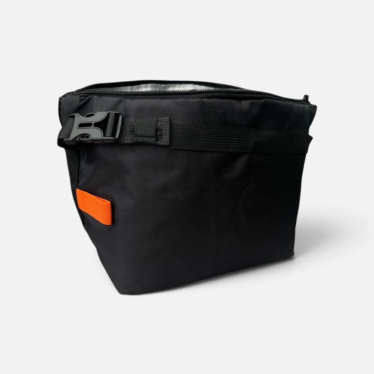 Lunsjbag sett i vinkel med spenne og lukkemekanisme synlig