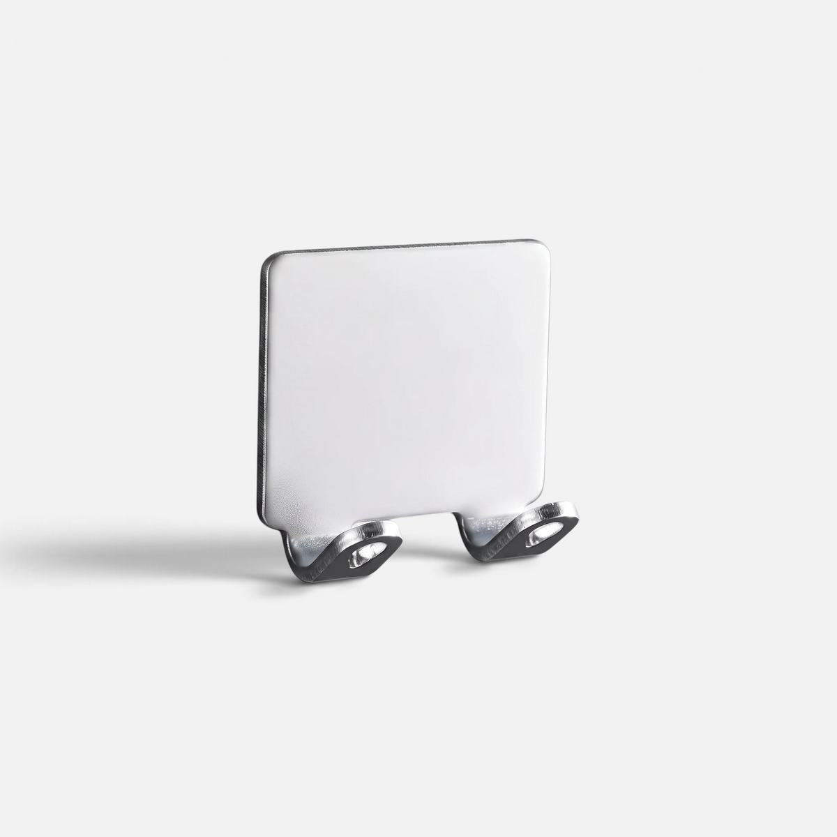 Multiholder i aluminium henger på vegg. Barberhøvelholder.