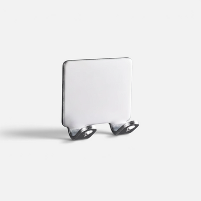 Multiholder i aluminium henger på vegg. Barberhøvelholder.