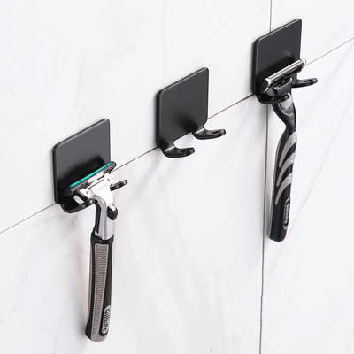 Barberhøvel holder henger på vegg og holder barberhøvler.