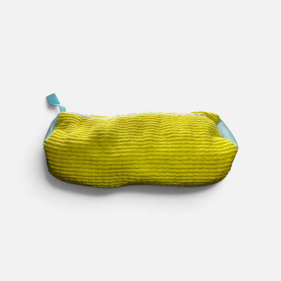 Gul vaskepose til sko i mikrofiber med lyseblå mesh og hempe