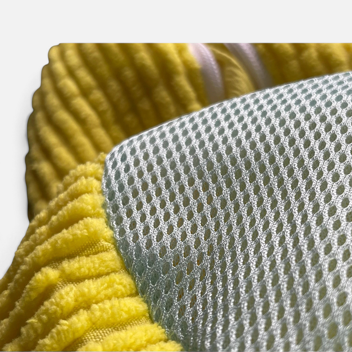 Nærbilde av mesh-materialet som gir lufting under vask